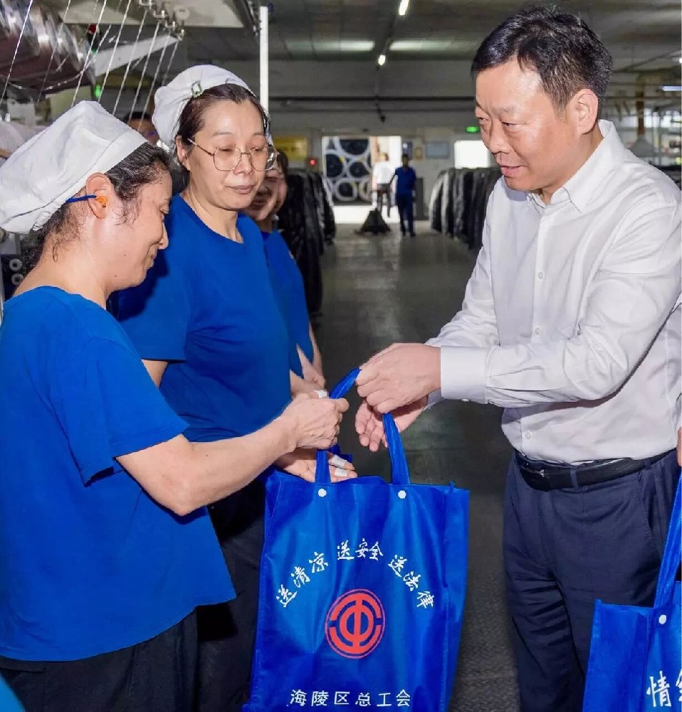 District Mayor Xia Aidong of Hailing District Visits Employees at Haiyang Technology North Plant with Summer Cooling Supplies